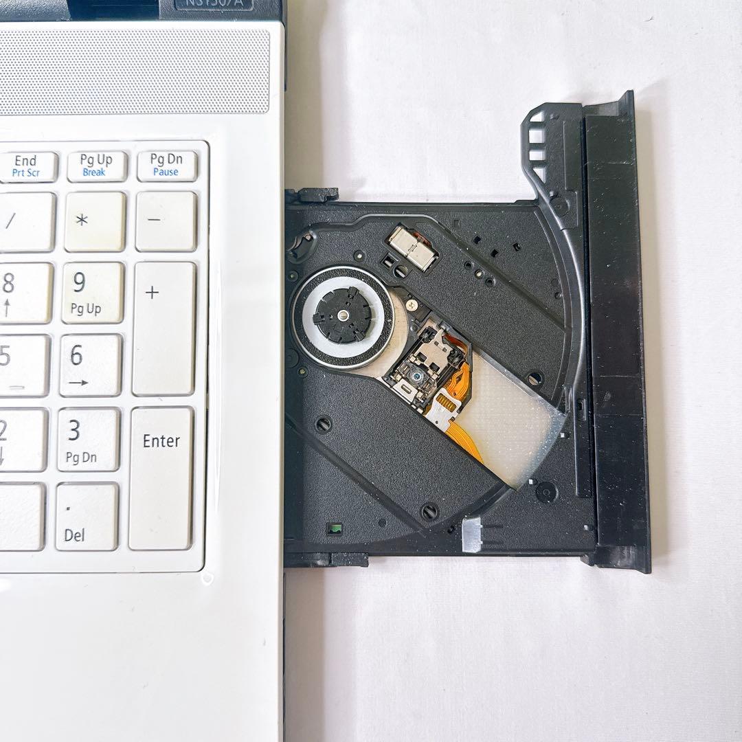 ホワイトパソコン❤️Windows11❤️高速SSD❤️マウス付き❤️届いたらすぐ使える