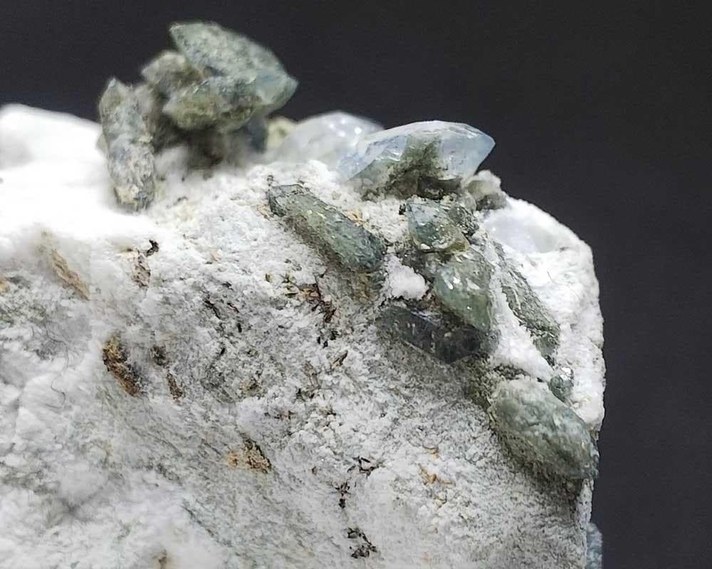 502 ベニトアイト クラスター ジョアキナイト 結晶 原石 母岩付き