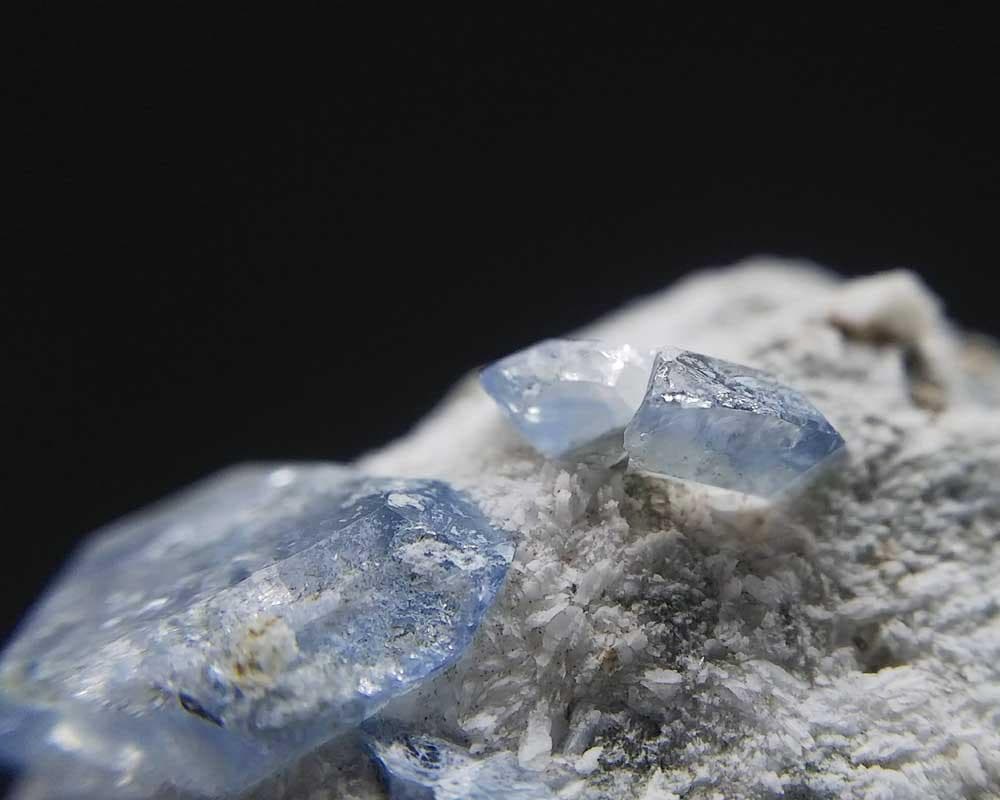 502 ベニトアイト クラスター ジョアキナイト 結晶 原石 母岩付き