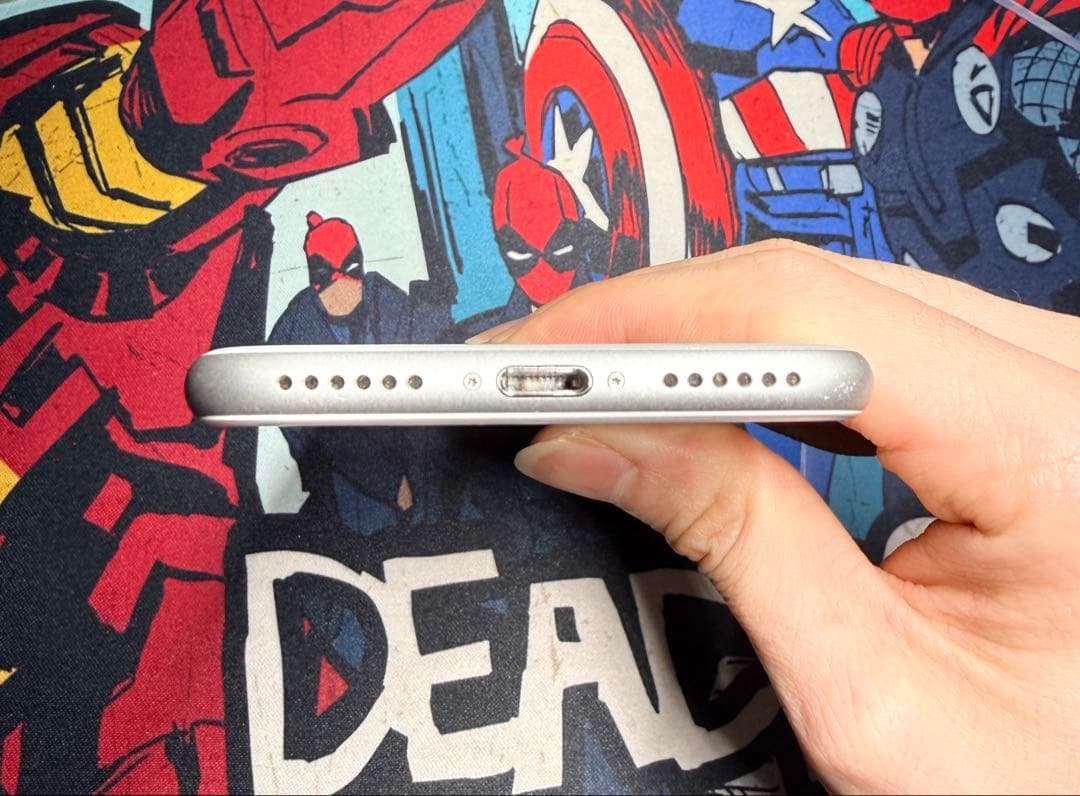 iPhone 8 ホワイト64GB simロックなし　電池83％