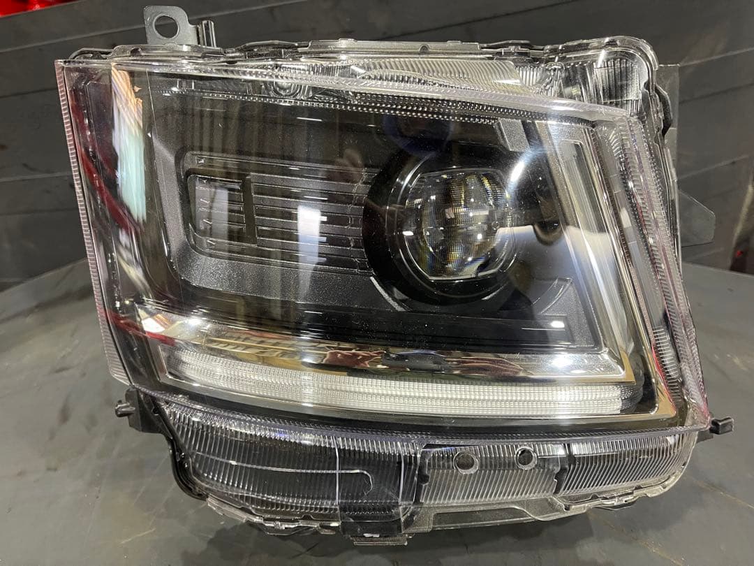 中古部品 いすゞフォワード 右ヘッドランプ