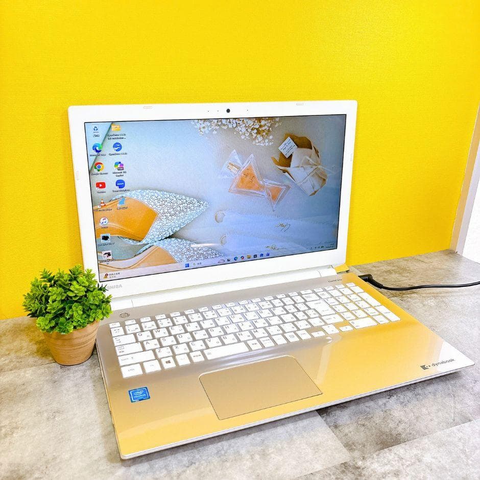 ほぼ美品✨おしゃれゴールド❣快適SSD✨カメラ付き フルHD 薄型 Win11