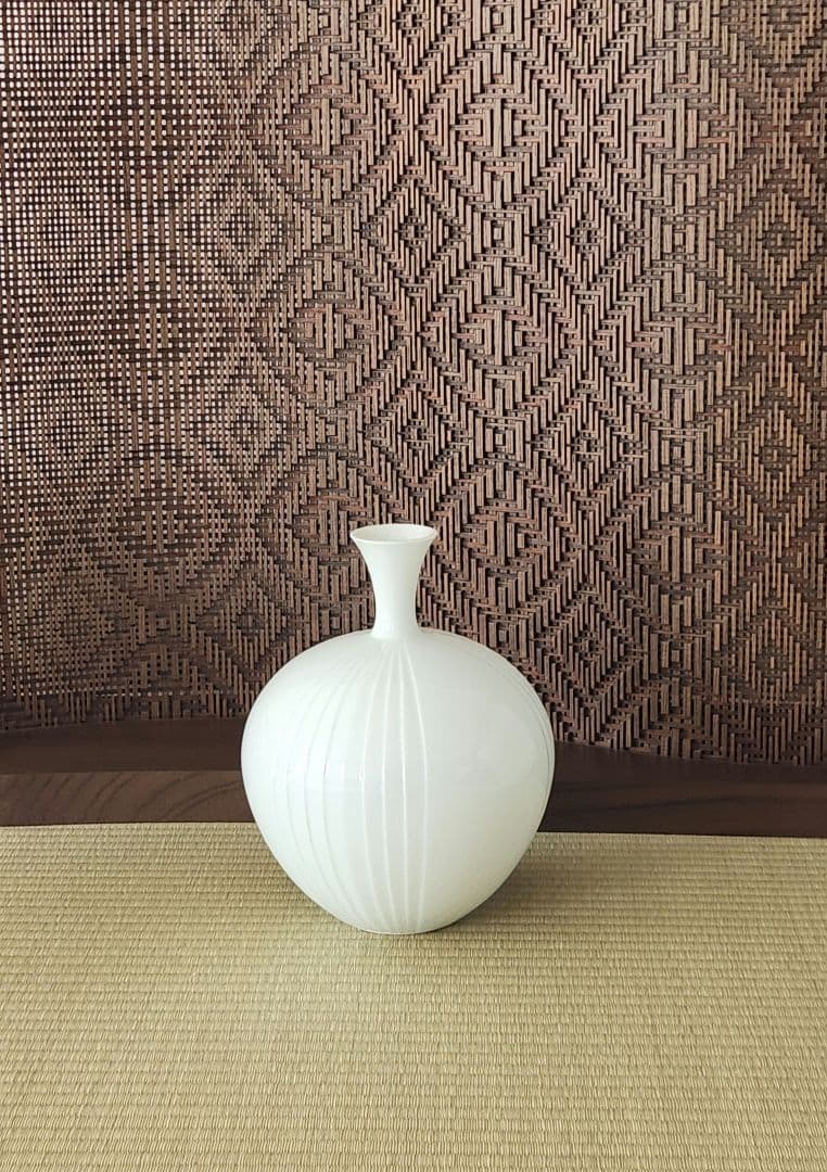 奥川俊右衛門　白磁　線文　花瓶