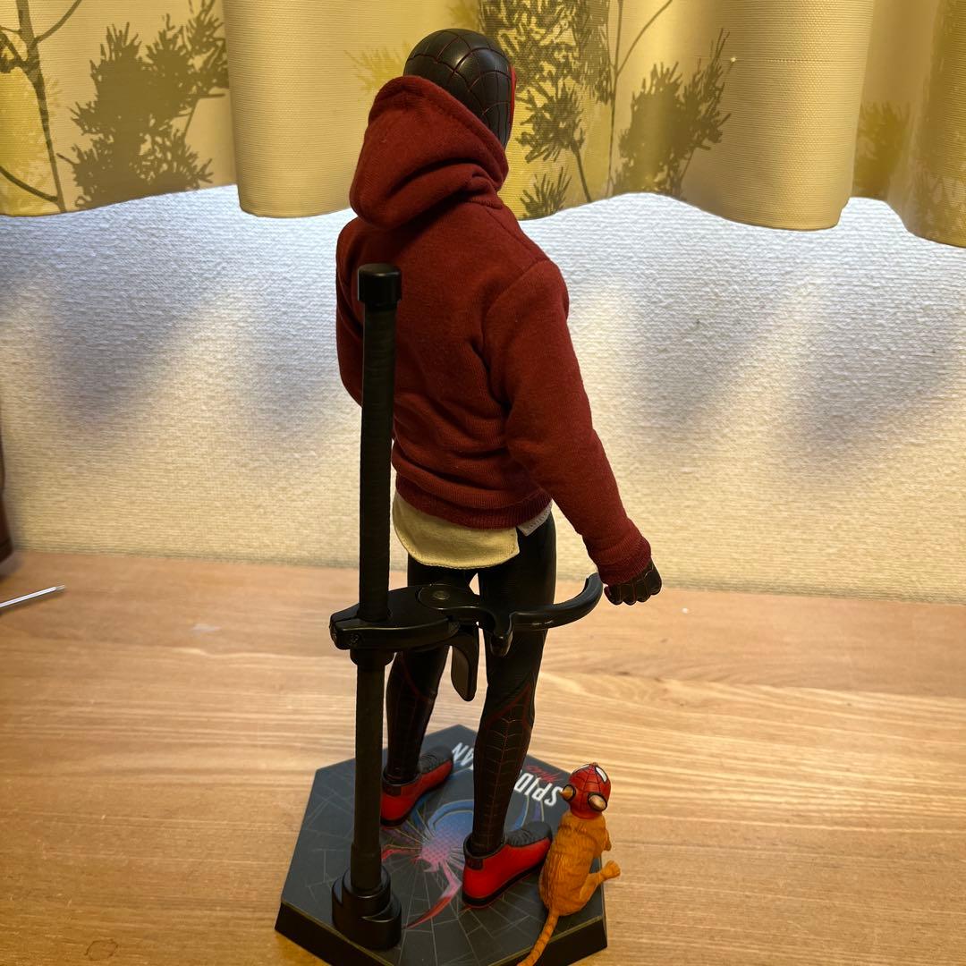 ホットトイズ マイルス・モラレス スパイダーマン 売店の看板猫スーツ版