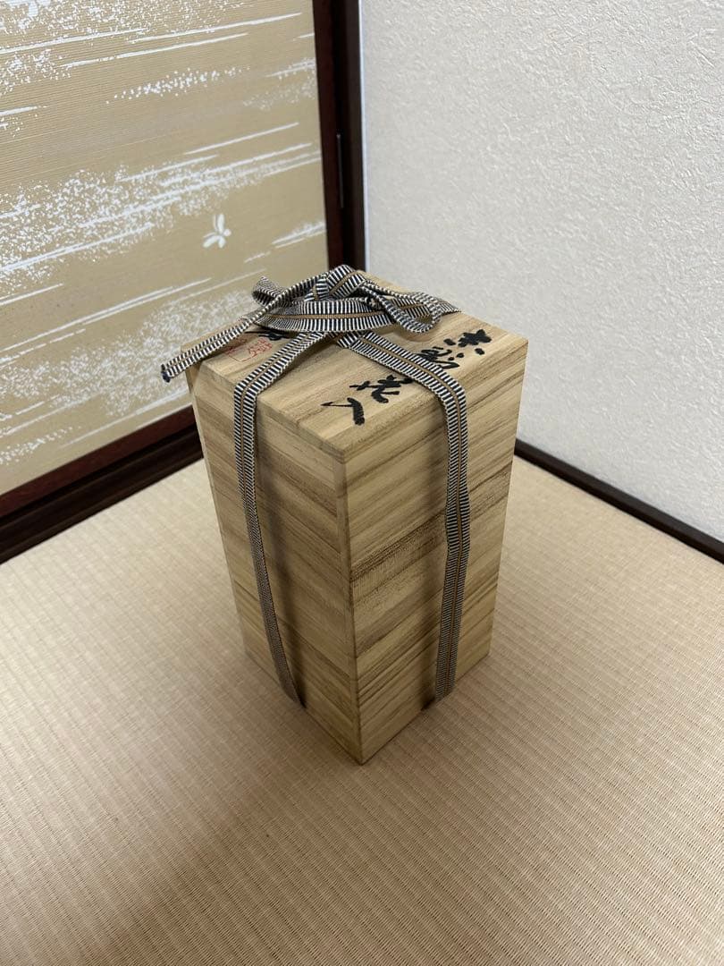 加藤孝造　白色陶器花瓶 青色模様 木箱付き