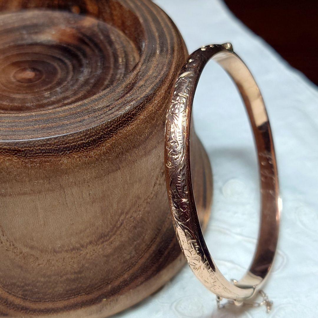 英国アンティーク 1907年 エドワード王朝時代 9金 彫刻模様のバングル