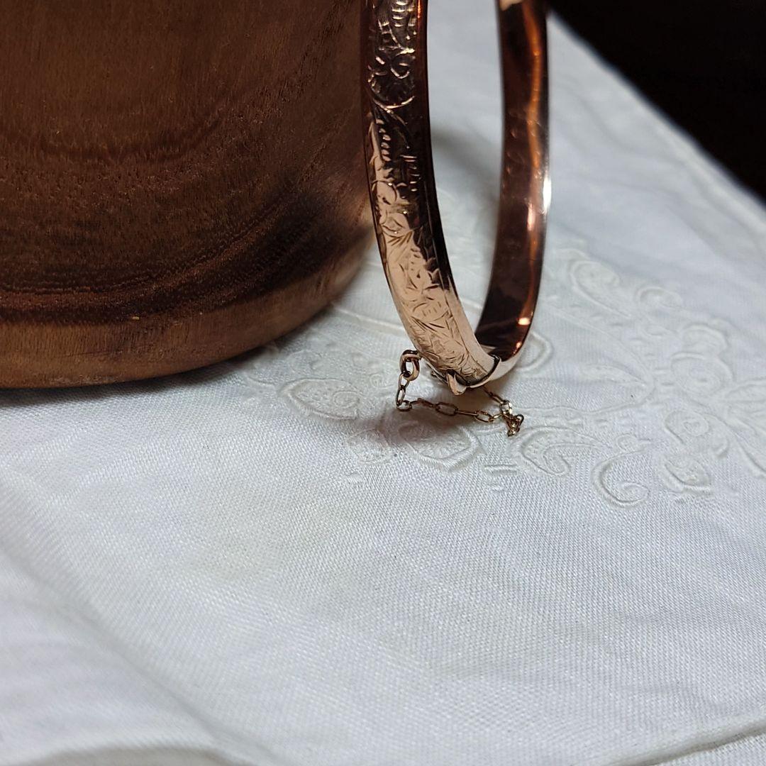 英国アンティーク 1907年 エドワード王朝時代 9金 彫刻模様のバングル