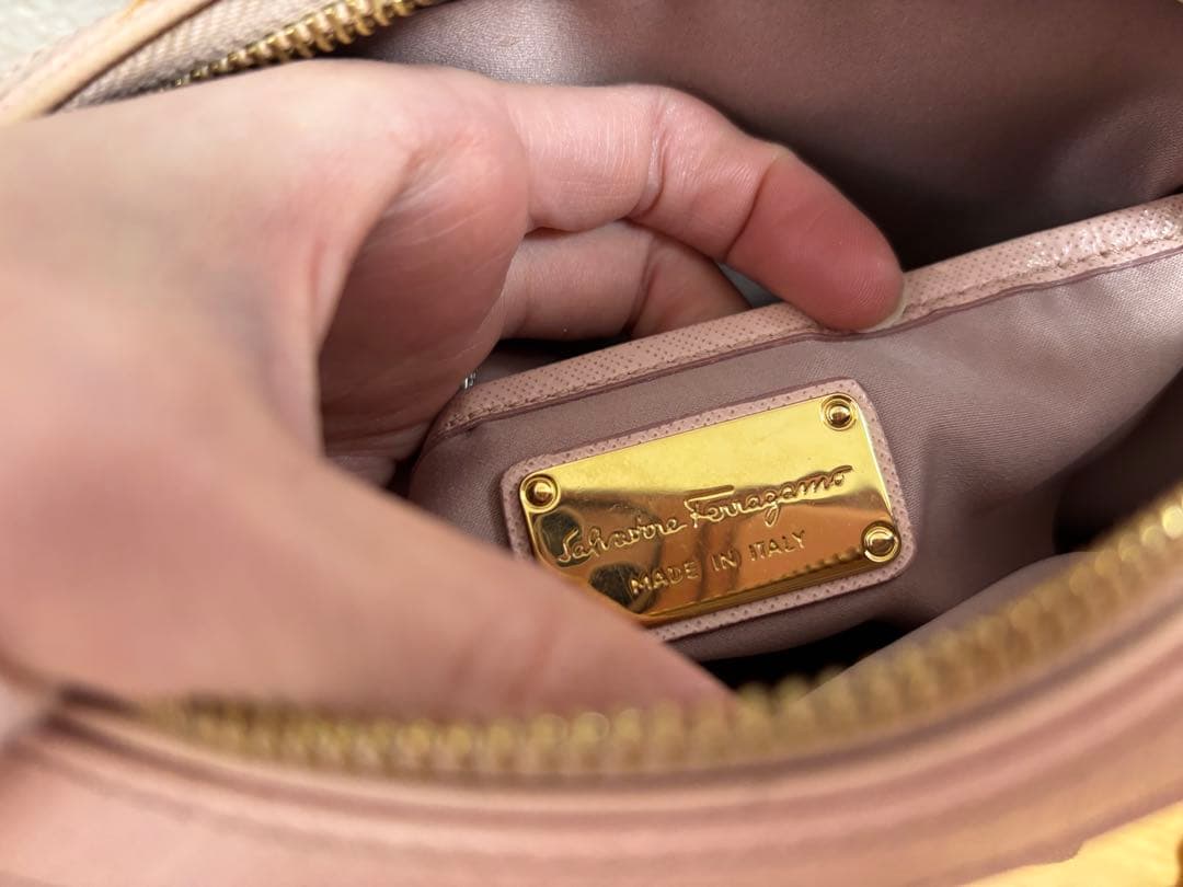 P*e様 フェラガモ ショルダーバッグ　ヴァラ　リボン