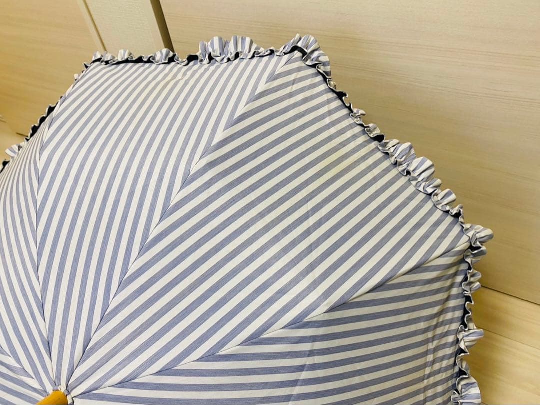 サンバリア100完全遮光折日傘 2段フリル ストライプ 折りたたみ傘 UV 遮熱