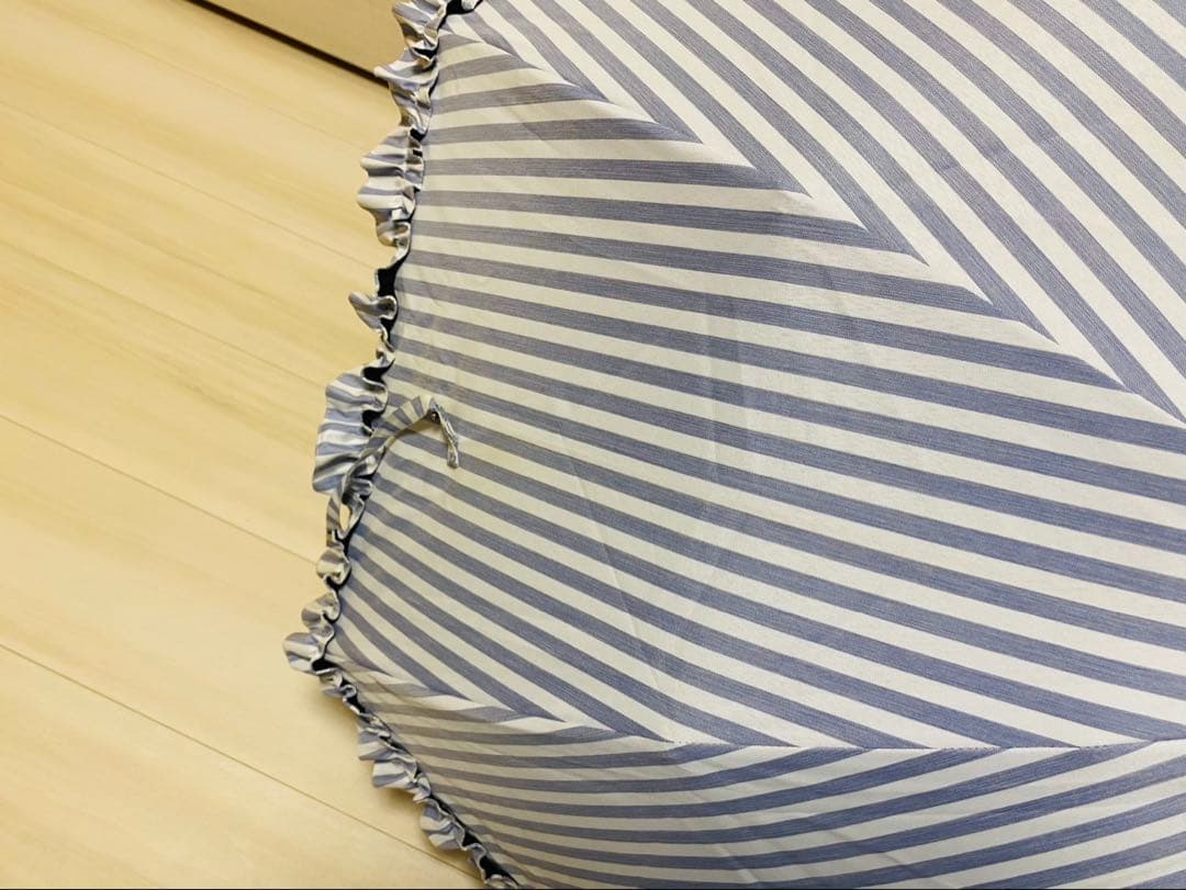 サンバリア100完全遮光折日傘 2段フリル ストライプ 折りたたみ傘 UV 遮熱