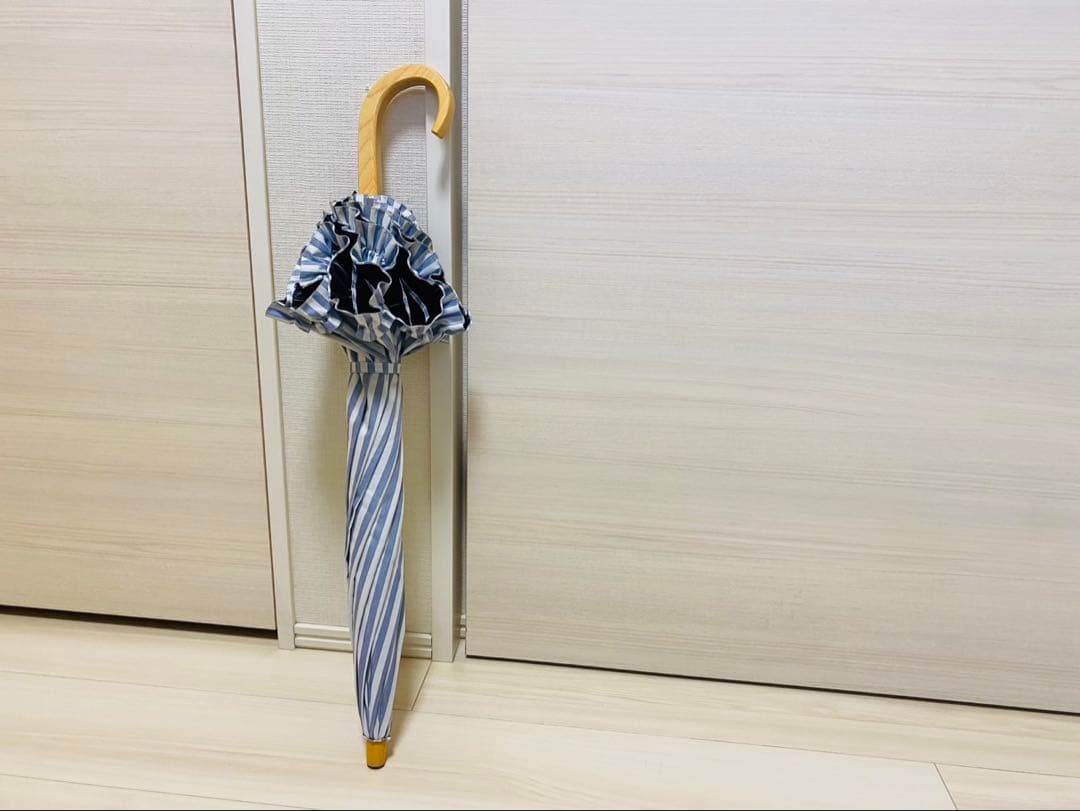 サンバリア100完全遮光折日傘 2段フリル ストライプ 折りたたみ傘 UV 遮熱