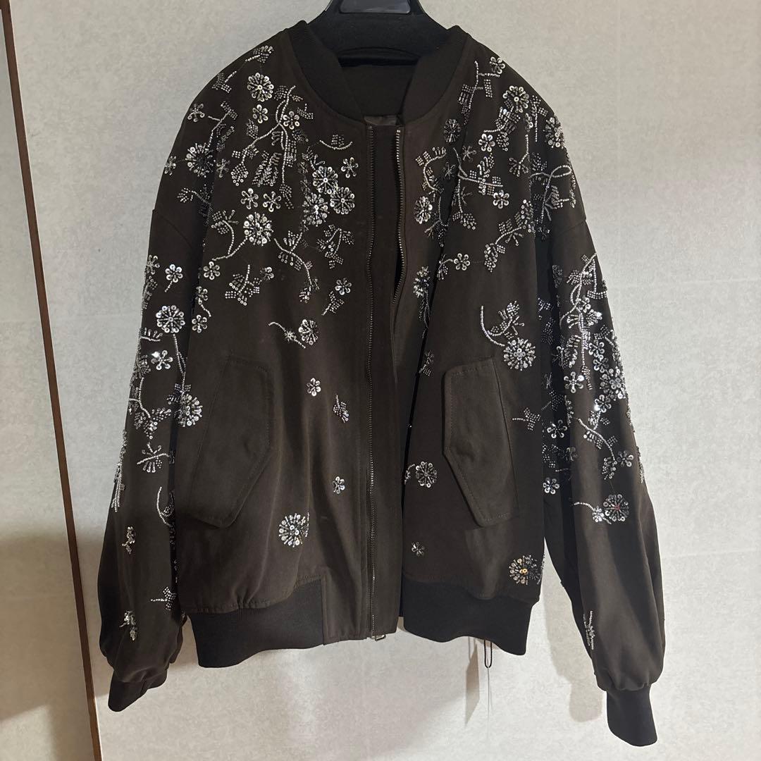 THE Yon ブルゾン アウター ビジューアクセントジップアップブルゾン