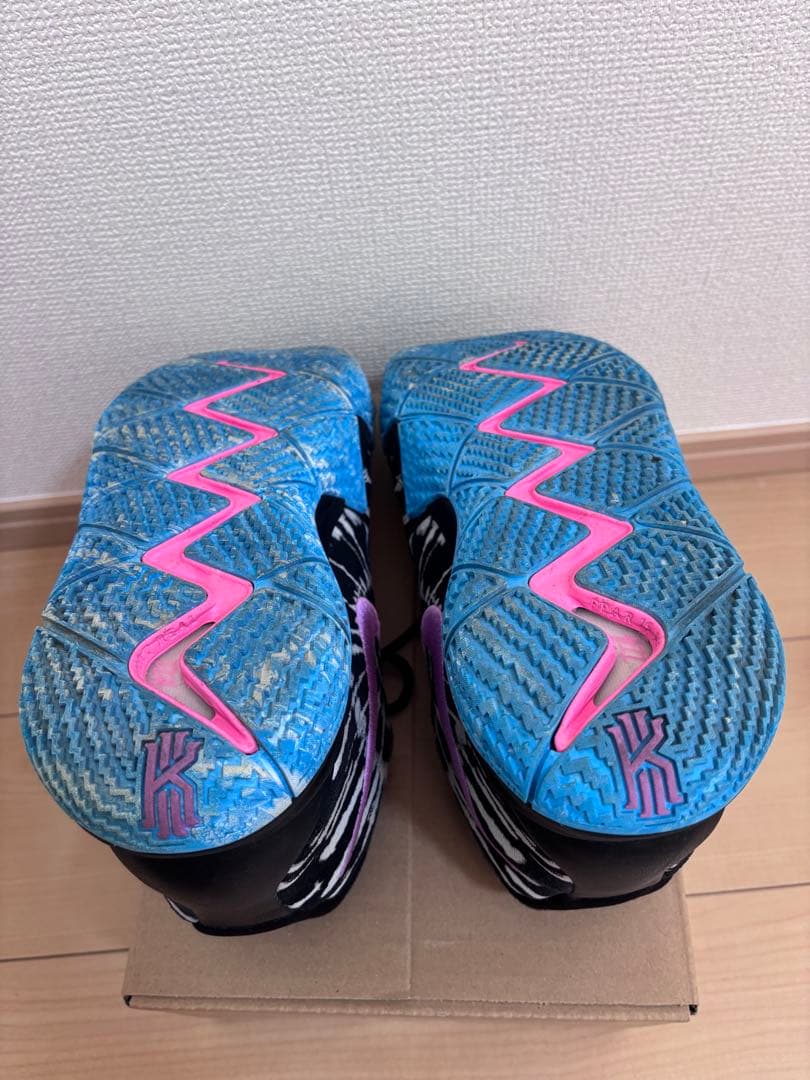 ジ*ン様 Nike Kyrie 6 ブラック/ホワイト/ブルー/ピンク