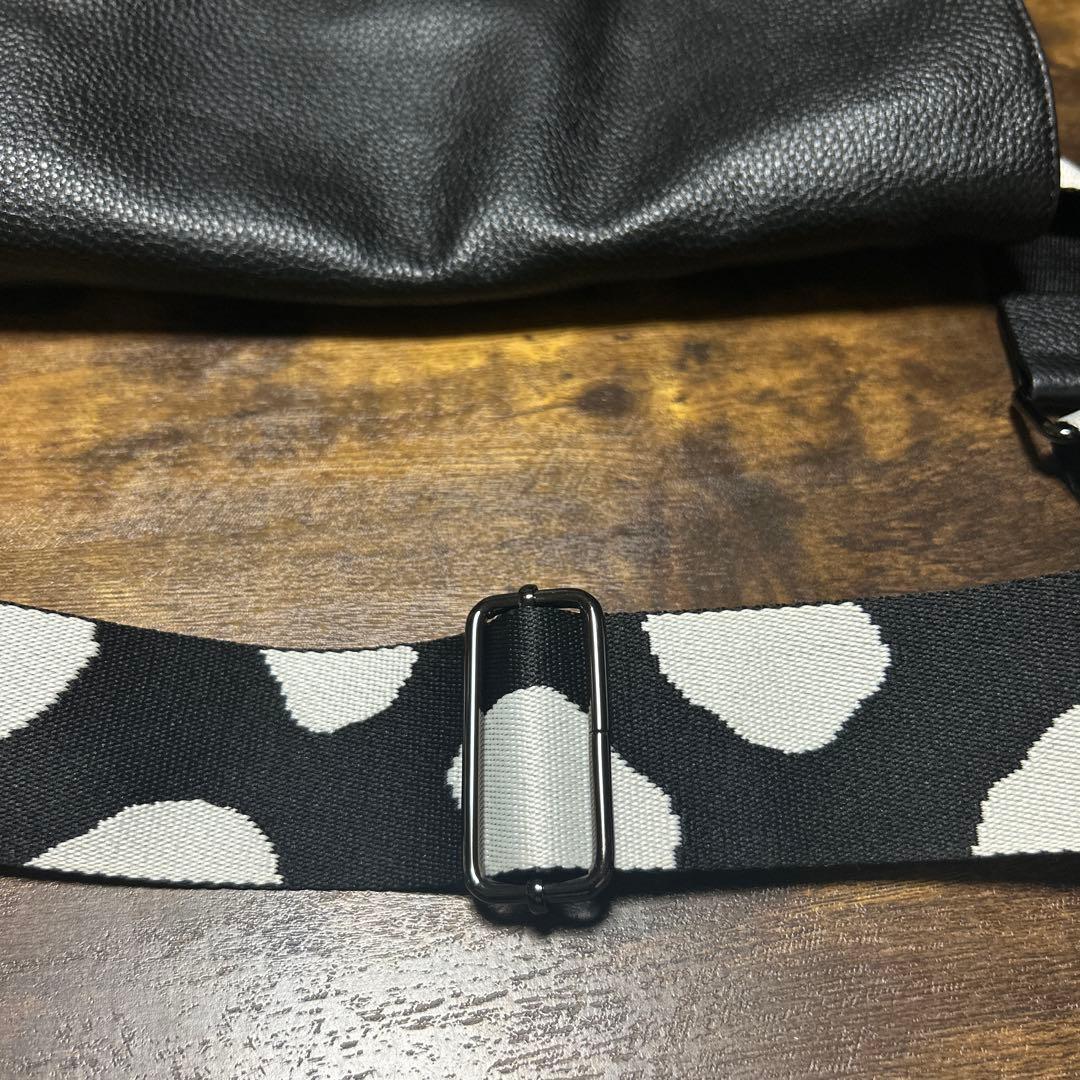 【美品】イアパピヨネ 柄ワイドテープ ショルダーバッグボディバッグ 本革