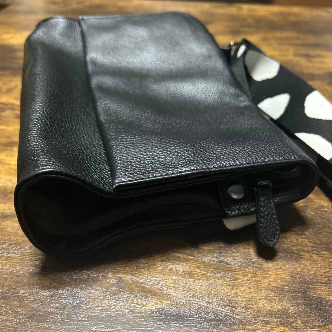 【美品】イアパピヨネ 柄ワイドテープ ショルダーバッグボディバッグ 本革