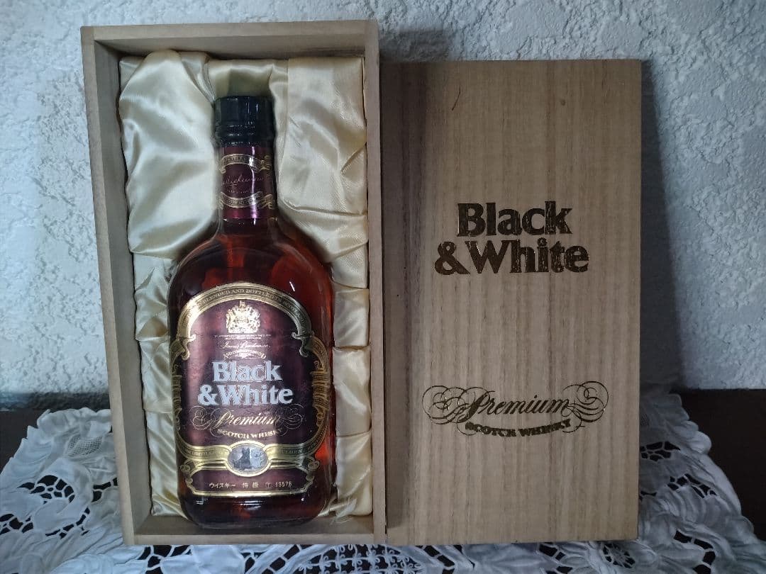 ウイスキー Black & White Premium Scotch Whisky