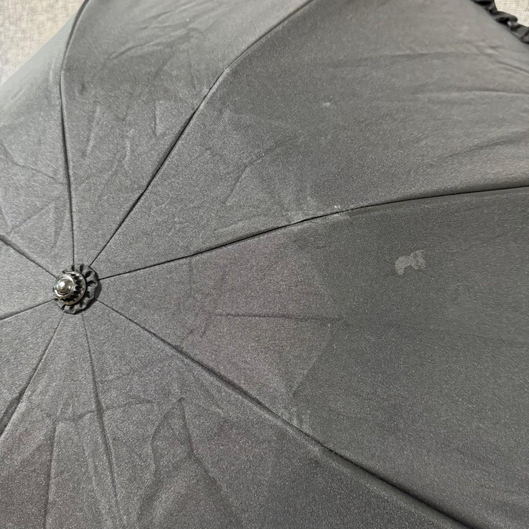 フリル付き黒折りたたみ日傘