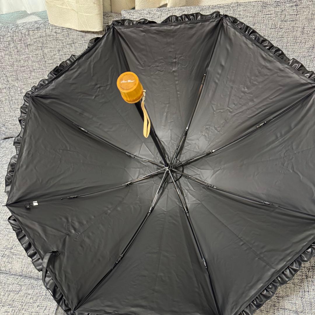 フリル付き黒折りたたみ日傘