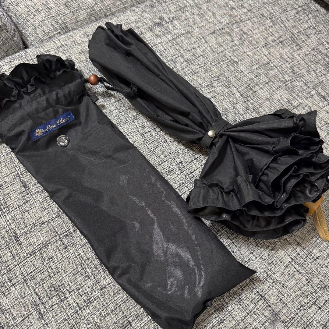 フリル付き黒折りたたみ日傘