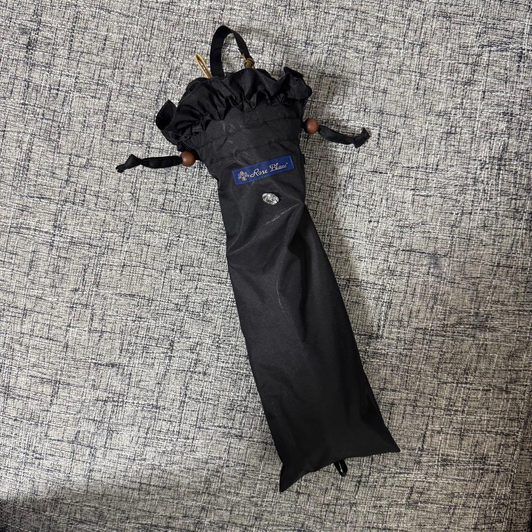 フリル付き黒折りたたみ日傘