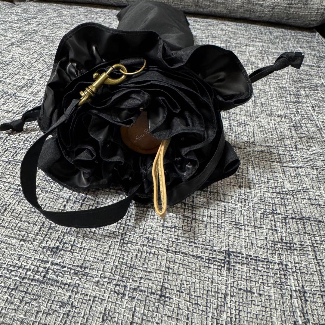 フリル付き黒折りたたみ日傘