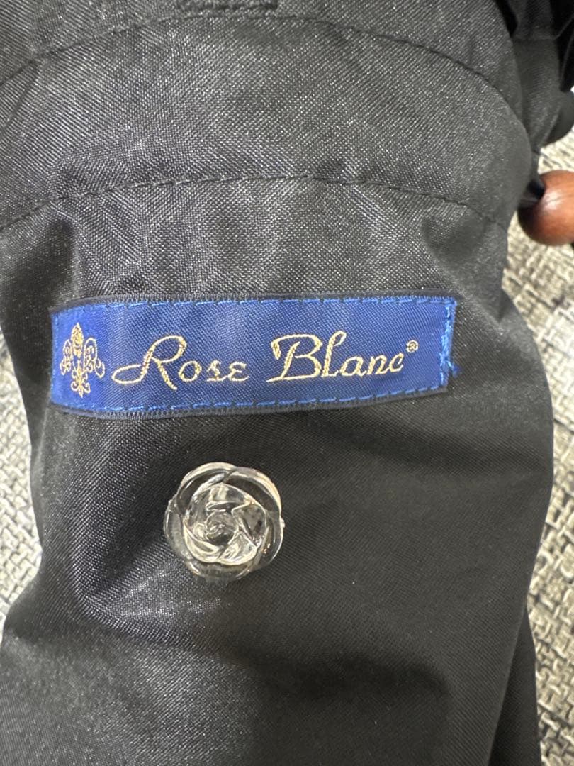 フリル付き黒折りたたみ日傘