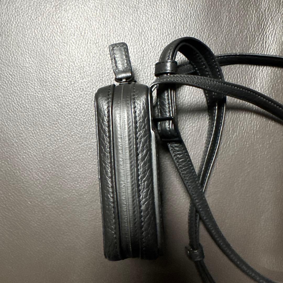 objcts.io アジャスタブルレザーストラップ一体型 マイクロバッグ