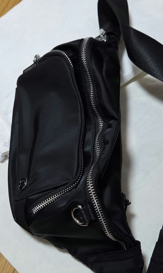 【新品未使用】lululemon Everywhere ボディ&ショルダーバッグ