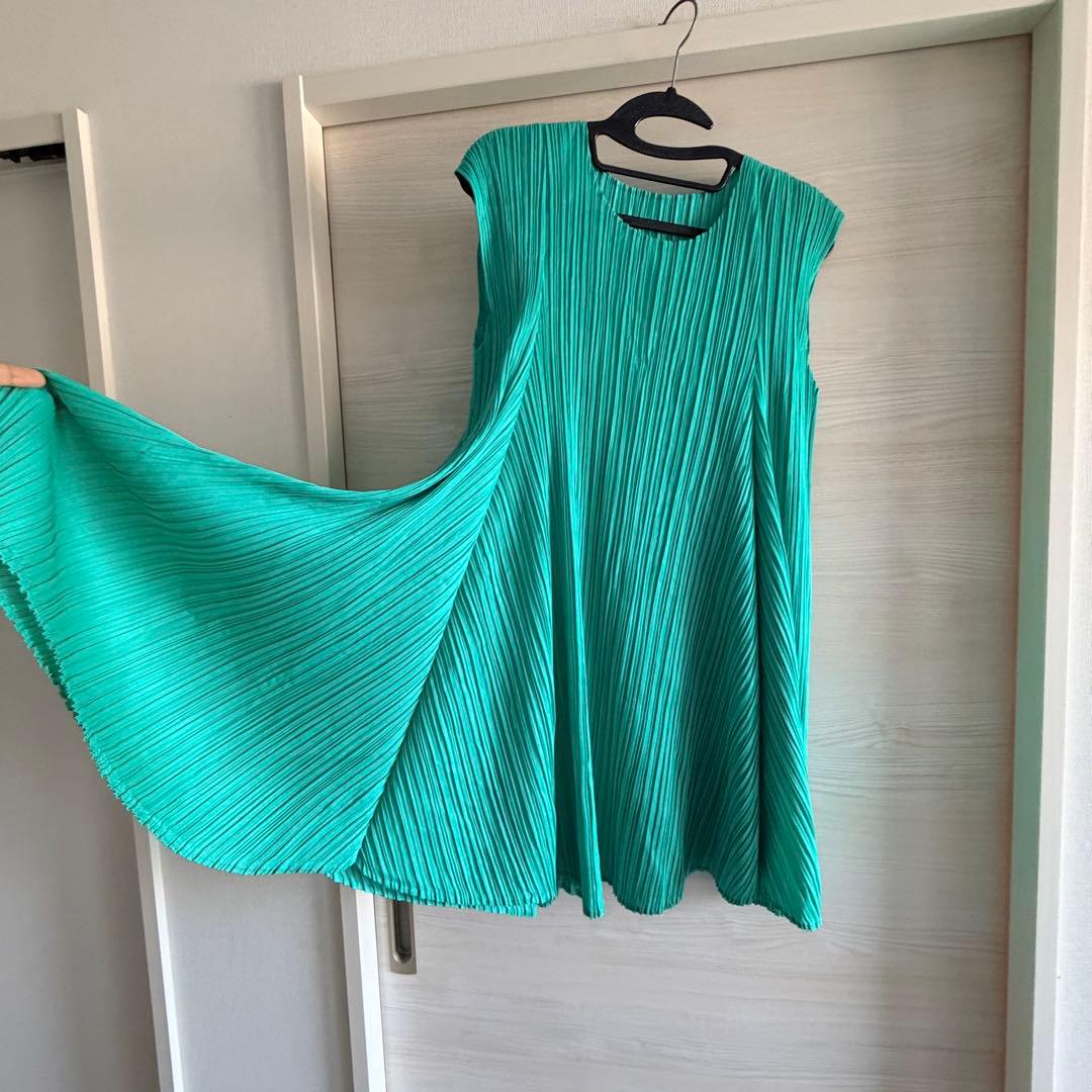 プリーツプリーズ　チュニック　グリーン系　フラワーカット