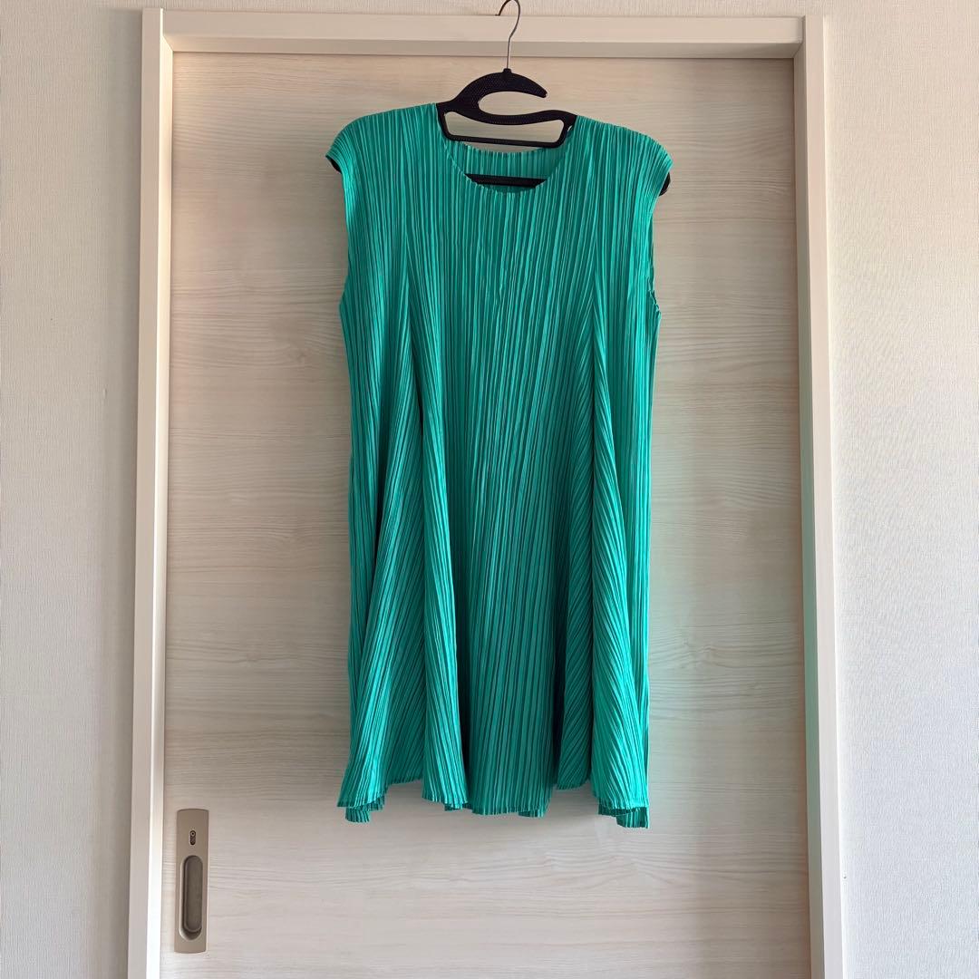 プリーツプリーズ　チュニック　グリーン系　フラワーカット