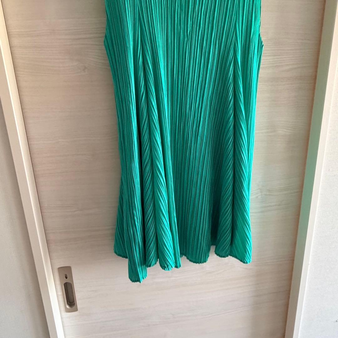 プリーツプリーズ　チュニック　グリーン系　フラワーカット