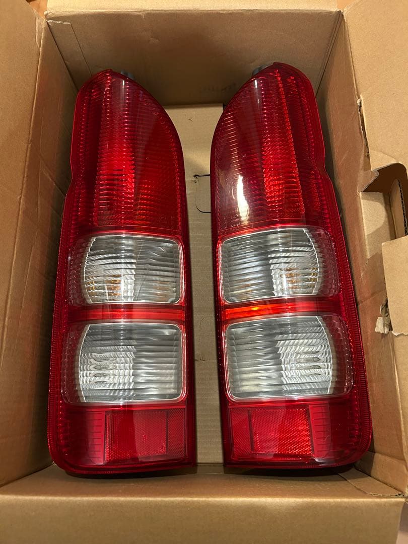 ハイエース200系純正テールランプ左右セット