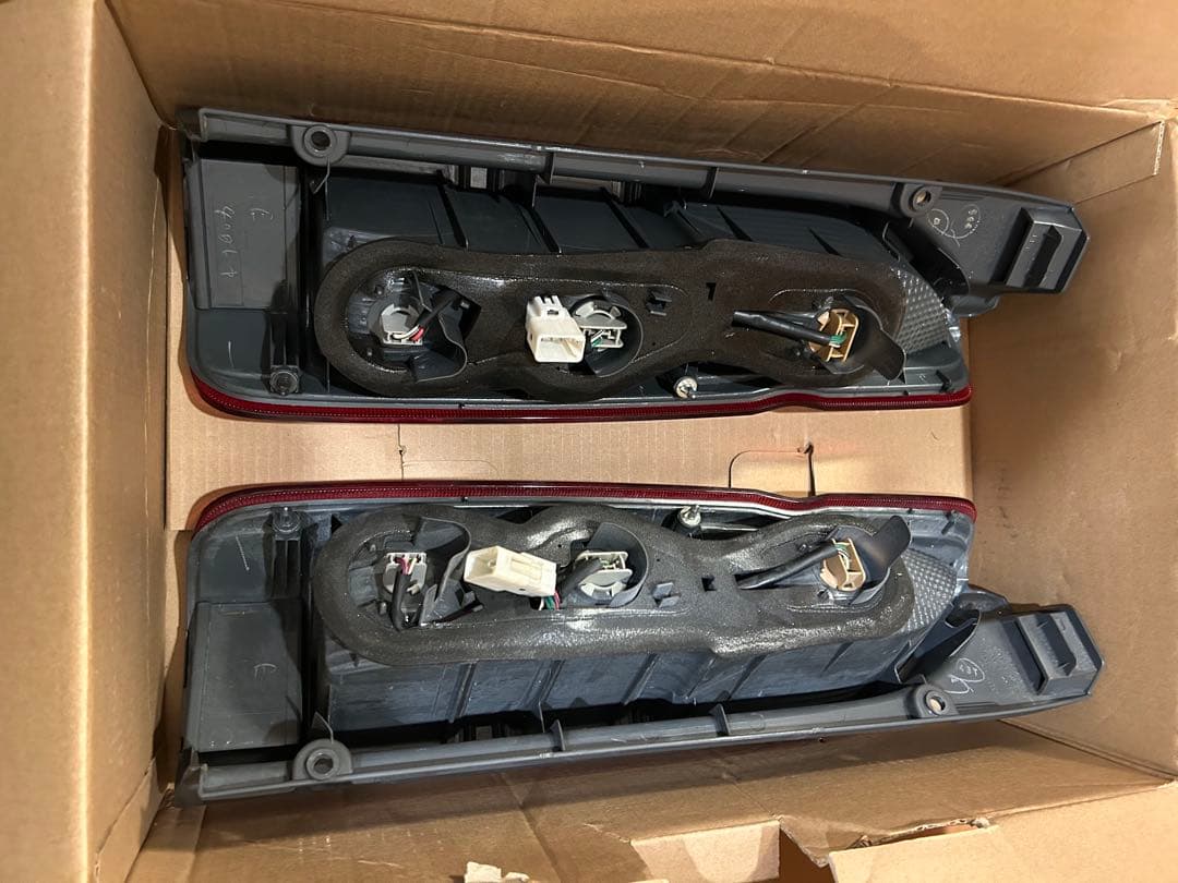 ハイエース200系純正テールランプ左右セット