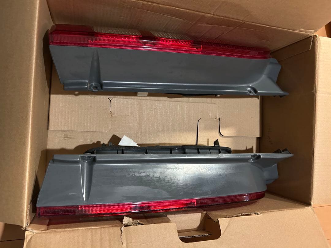 ハイエース200系純正テールランプ左右セット