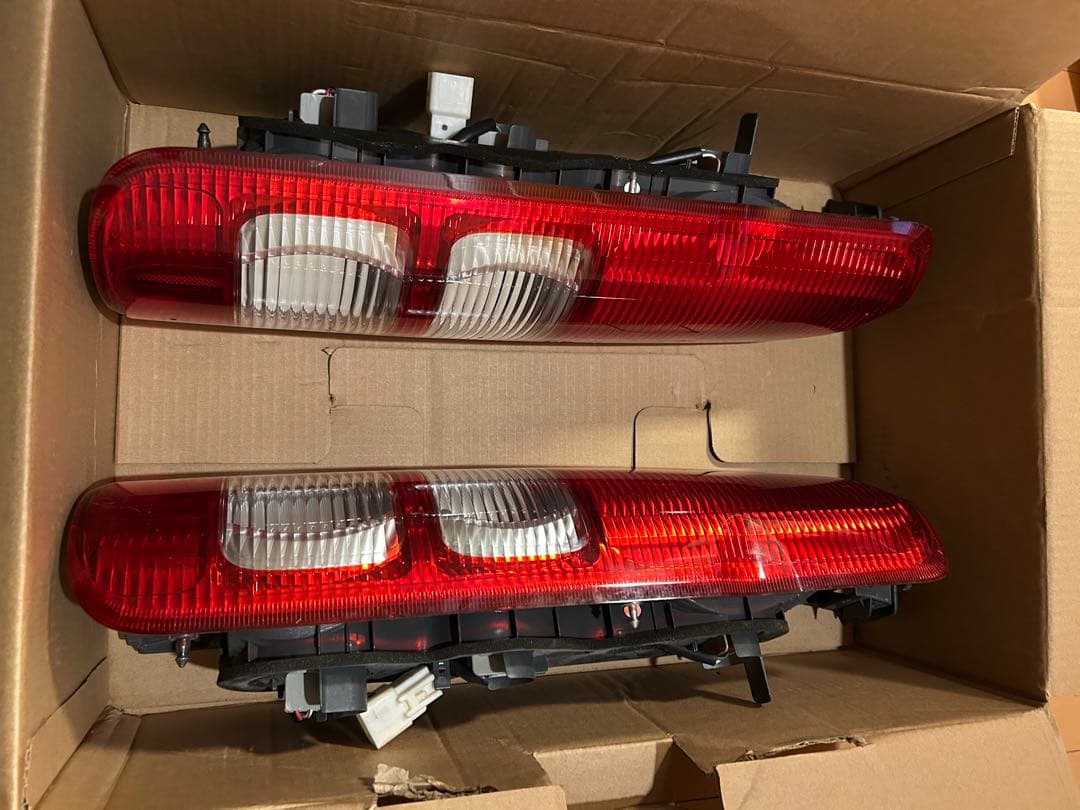 ハイエース200系純正テールランプ左右セット