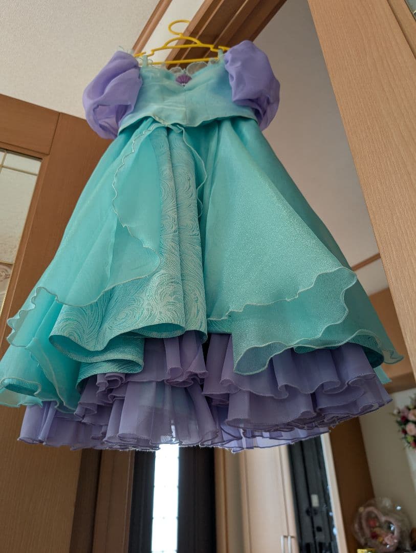 ビビデバビデブティック　アリエルドレス　ヘアアクセサリー付き。