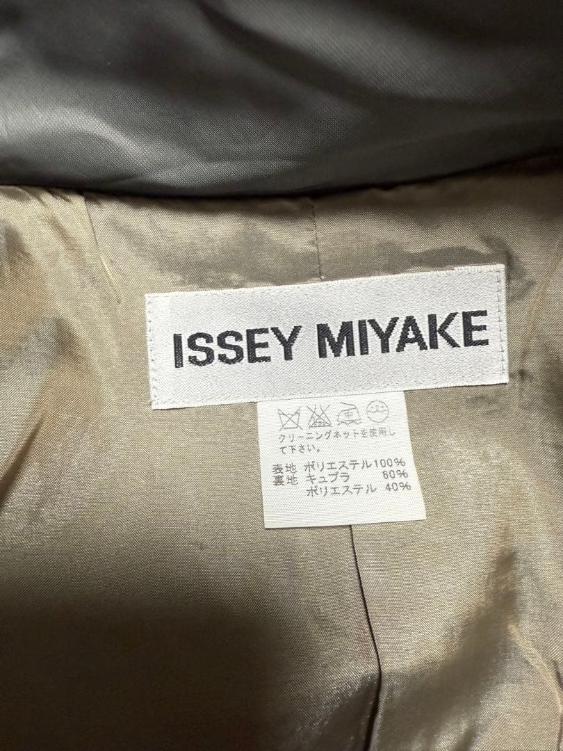 美品　イッセイミヤケ　ナイロンコート　カーキ