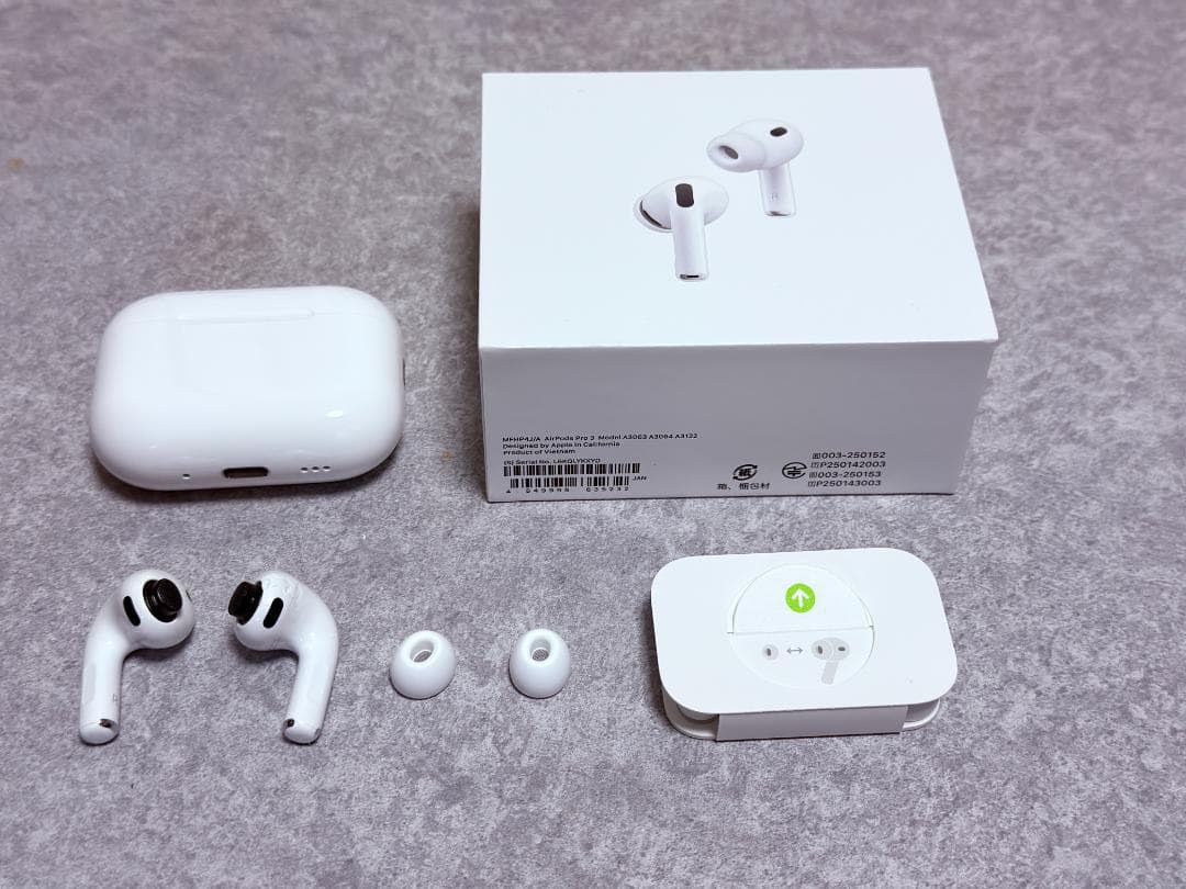 AirPods Pro 3 ケース＆右耳ほぼ新品 (※左イヤホン傷あり動作OK)