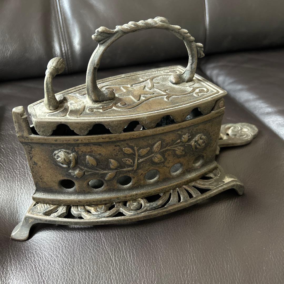 アンティーク　金属製アイロン　花模様