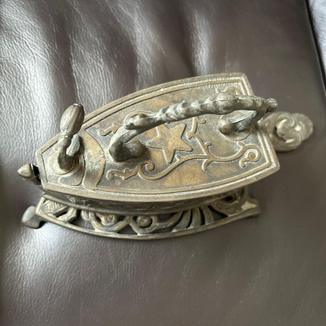 アンティーク　金属製アイロン　花模様