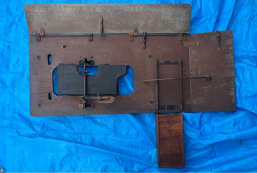 100年前のシンガーミシン網脚 テーブル