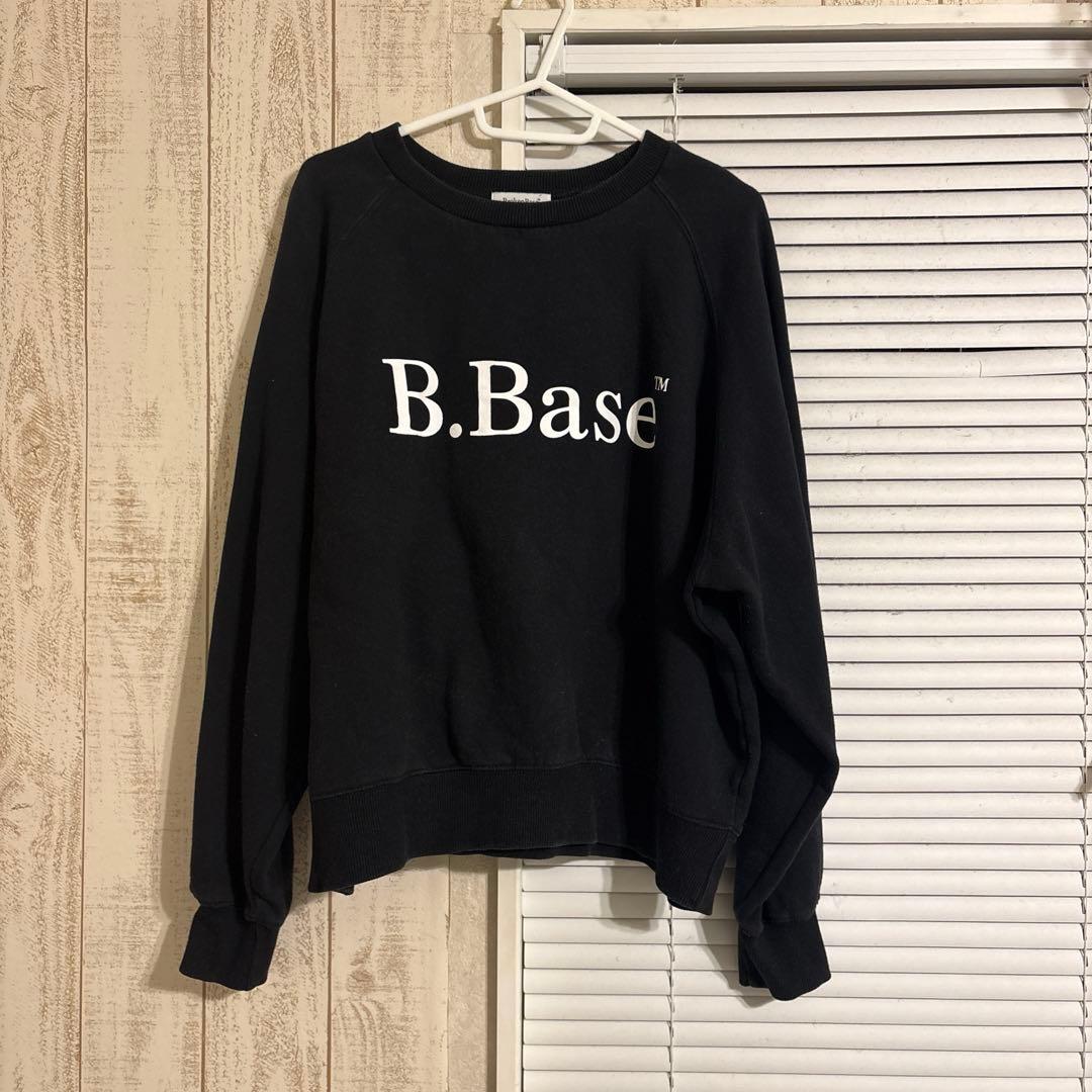 B.Base ロゴ入り黒スウェット