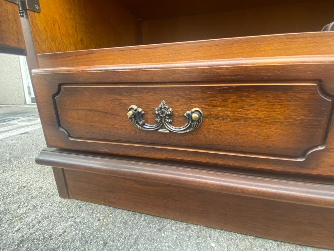 A626「Karimoku」カリモクコロニアル キャビネット ショーケース