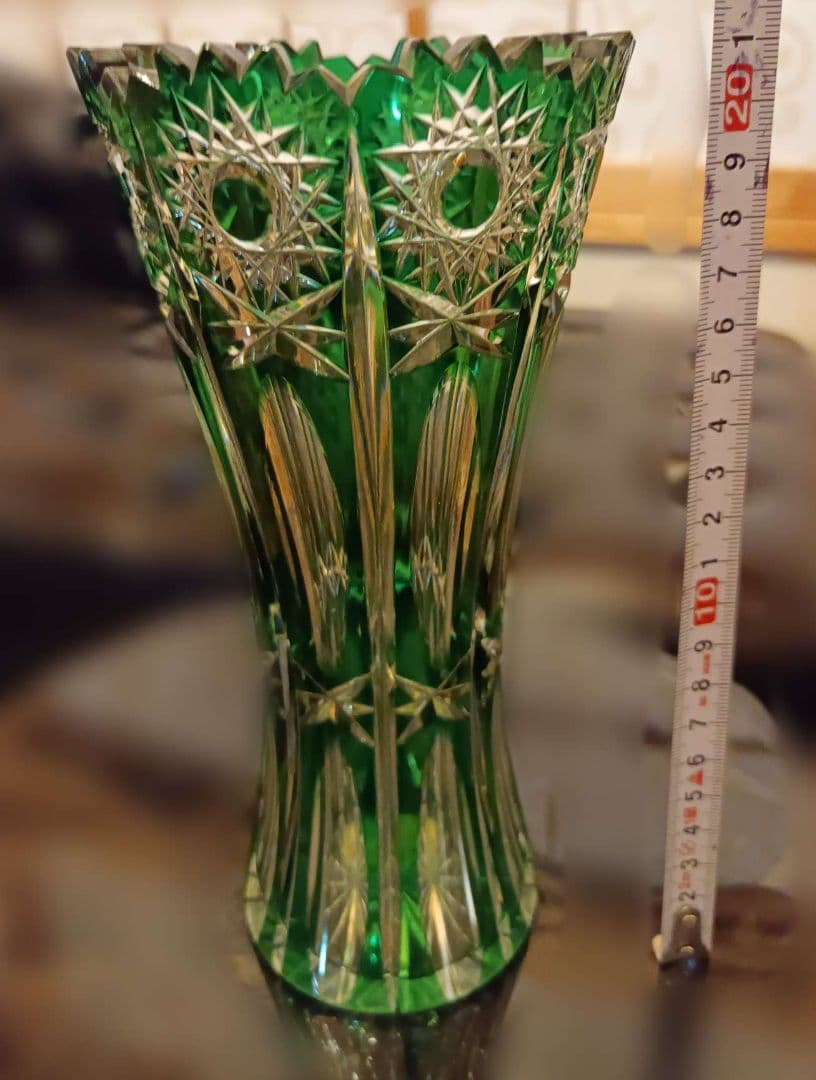 ★カットガラスの魅力★珍しいグリーンのドレスデンクリスタル★スリムな花瓶
