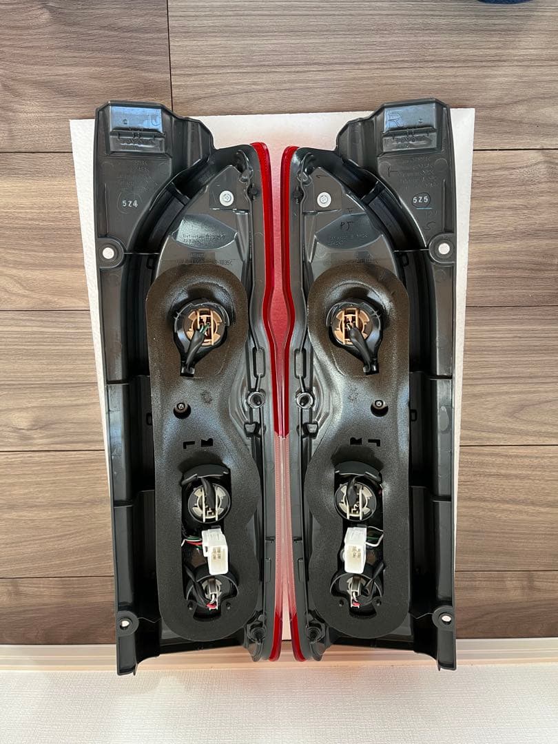 新品 ハイエース200系8型 純正テールランプ左右セット