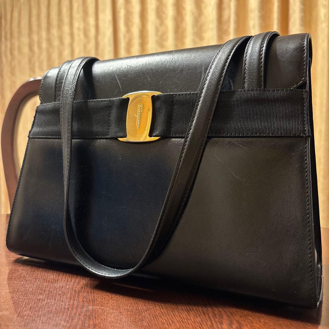 週末セール‼️フェラガモ ヴァラ　ショルダーバッグ　黒　大容量
