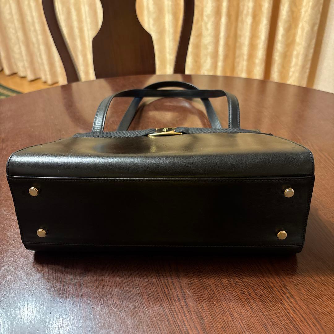 週末セール‼️フェラガモ ヴァラ　ショルダーバッグ　黒　大容量