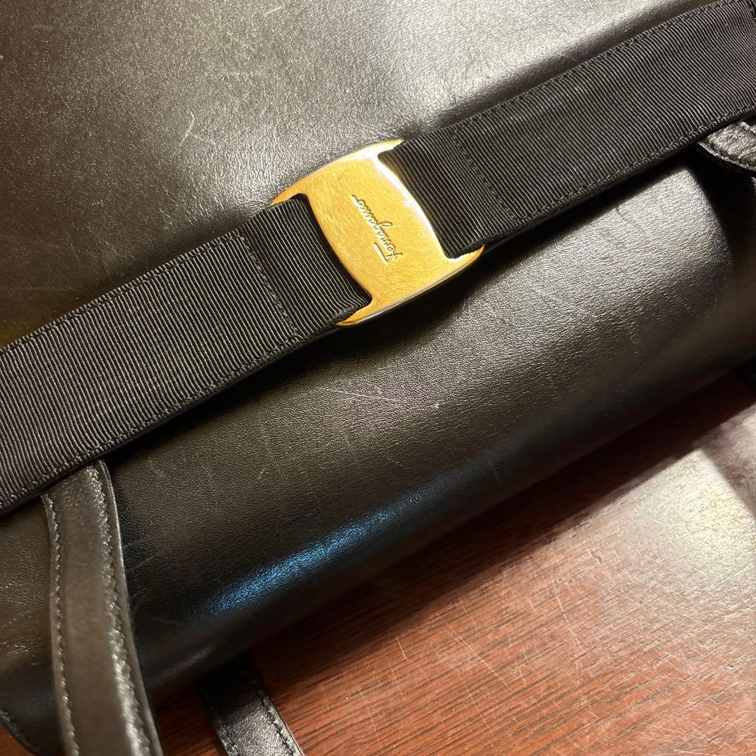 週末セール‼️フェラガモ ヴァラ　ショルダーバッグ　黒　大容量