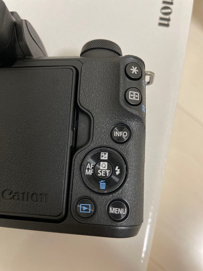 【美品】Canon EOS Kiss M ミラーレスカメラ 付属品多数