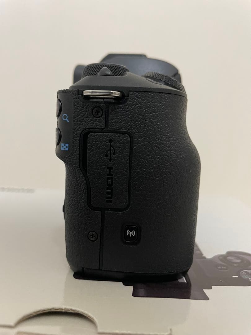 【美品】Canon EOS Kiss M ミラーレスカメラ 付属品多数